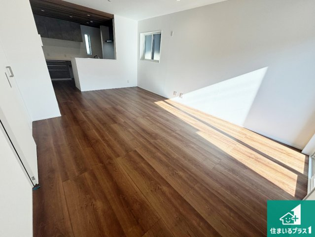 25(土)26(日)29(祝)現地説明会　堺市中区深井中町　限定1邸の居間・リビング|日当たり良好の明るいリビングで朝の目覚めもスッキリできそう！対面キッチンでご家族のコミュニケーションも自然と増える設計！小さなお子様が遊ぶスペースを作っても広々とくつろげるLDK！