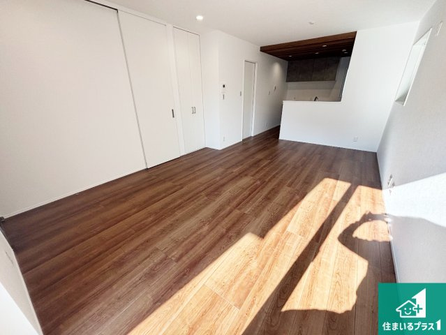 25(土)26(日)29(祝)現地説明会　堺市中区深井中町　限定1邸の居間・リビング|日当たり良好の明るいリビングで朝の目覚めもスッキリできそう！対面キッチンでご家族のコミュニケーションも自然と増える設計！小さなお子様が遊ぶスペースを作っても広々とくつろげるLDK！