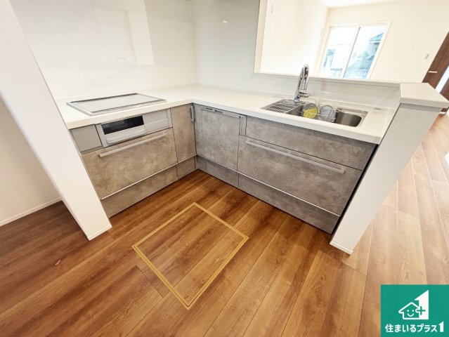 25(土)26(日)29(祝)現地説明会　堺市中区深井中町　限定1邸のキッチン|リビングと統一感があり、使い勝手のいいキッチン。広々としているので、二人並んで作業が出来ちゃいます。お子様と一緒に色々なお料理に挑戦できるスペースがあります。