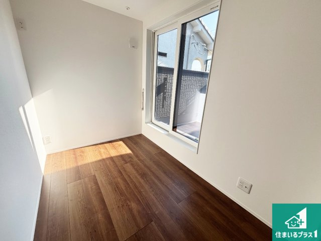 25(土)26(日)29(祝)現地説明会　堺市中区深井中町　限定1邸の洋室|寝室は心地よい眠りについてもらいたくて、シンプルかつ開放的な空間な設計にしています！大きな窓から差し込む日が心地いいです♪