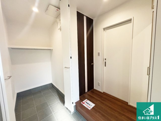 29(土)30(日)現地説明会！◆堺市中区深井中町　限定1邸の玄関|ご家族皆様の靴もたっぷり収まる大容量の玄関収納を設けました。見た目もスッキリ綺麗な玄関に！