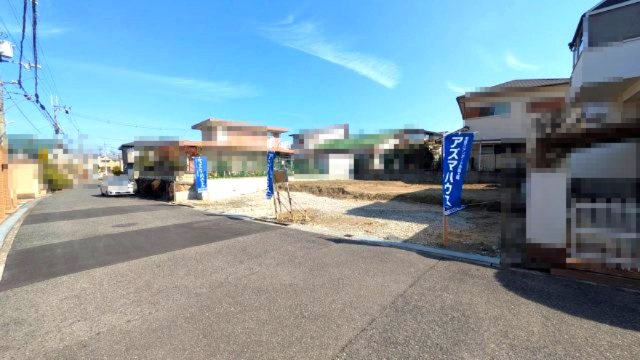 【前面道路含む現地写真】 | ライフフィールド槇塚台3丁　2号地 | 前面道路は西側幅員約6.6m！ゆとりの広さで、車同士のすれ違いも安心。カースペースへの駐車もスムーズに行えそうですね。
