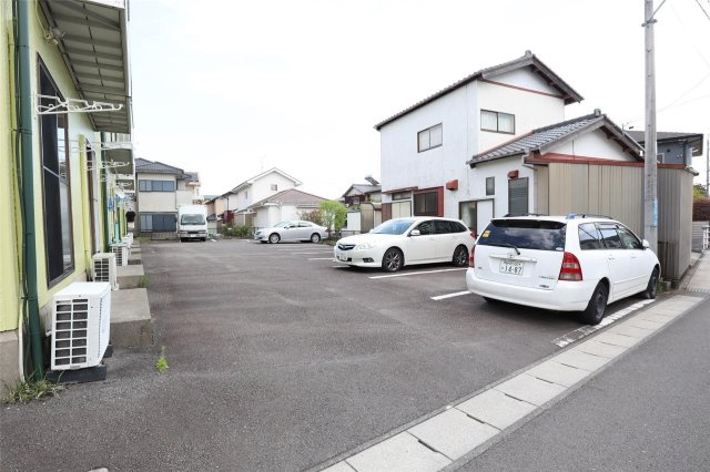 ジュネス田沼の駐車場