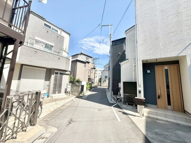 練馬区春日町5丁目 中古戸建の前面道路含む現地写真|2026.05.29撮影

現地ご見学希望・資料請求などお気軽にお問い合わせ下さい！
03-5990-5201