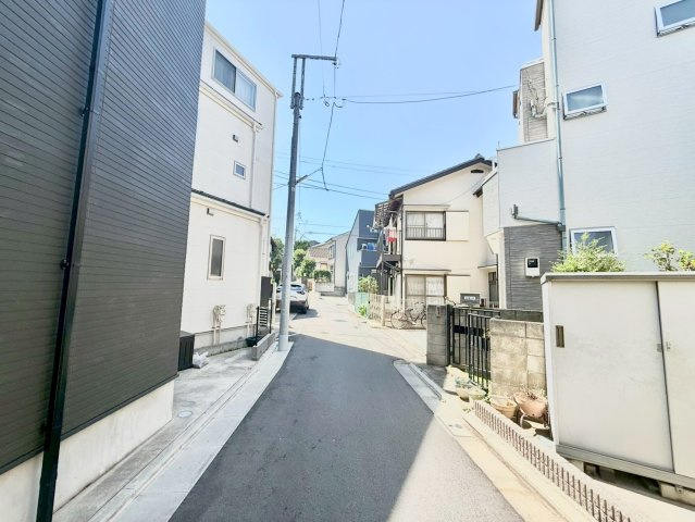練馬区春日町5丁目 中古戸建の前面道路含む現地写真|2026.05.29撮影

現地ご見学希望・資料請求などお気軽にお問い合わせ下さい！
03-5990-5201