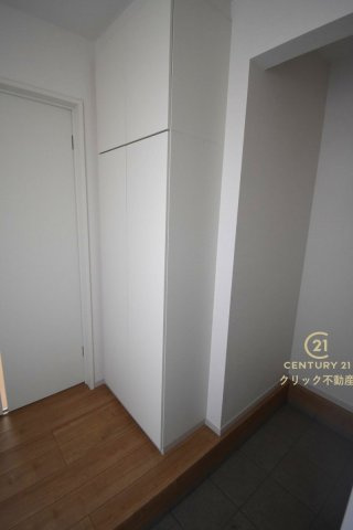 GRACE　水戸市小吹町　2期 　2の収納|たっぷりの収納で玄関もスッキリ！扉の中は可動棚です。写真右は土間収納です。アウトドア用品やスポーツ用品も汚れを気にせず置いておけます。