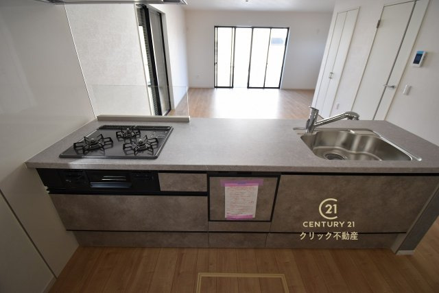 GRACE　水戸市小吹町　2期 　2のキッチン|対面式システムキッチンは料理中や後片づけの間も会話が楽しめ、家族に一体感が生まれます。十分な広さのキッチンなら、家族での分担作業もはかどりそう！