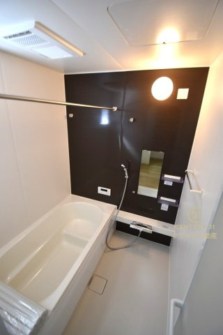 GRACE　水戸市小吹町　2期 　2の浴室|浴槽への出入りが安全な低床タイプのユニットバスです。洗い場は滑りにくい速乾床ですので、お子様やご高齢の方にも安心です。自動お湯張りに追焚機能付きのオートバスです。