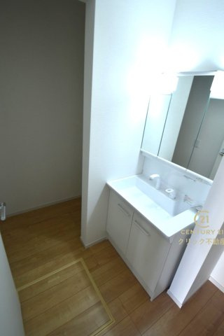 GRACE　水戸市小吹町　2期 　2の脱衣所|シャンプードレッサー付き洗面台は、広めで使いやすい、お手入れが楽なデザイン。写真奥はリネン庫にもピッタリな収納スペースです。