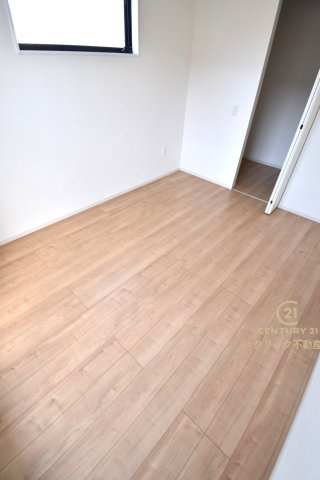 GRACE　水戸市小吹町　2期 　2の洋室|フローリングなので重い家具も置けます。カーテンと家具を揃えるなどして、お好みのインテリアを楽しむことができます。