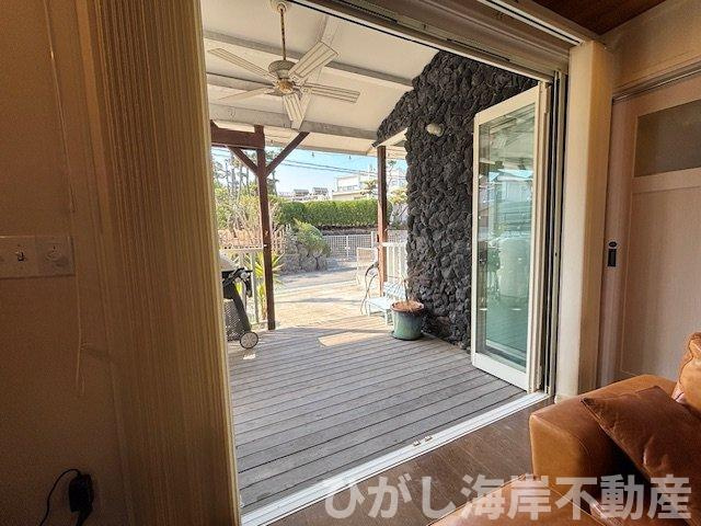藤沢市鵠沼海岸1丁目　中古戸建の庭|リビングとつながる開放的なポーチ。
外と内がゆるやかにつながり、心地よい時間が流れます。
