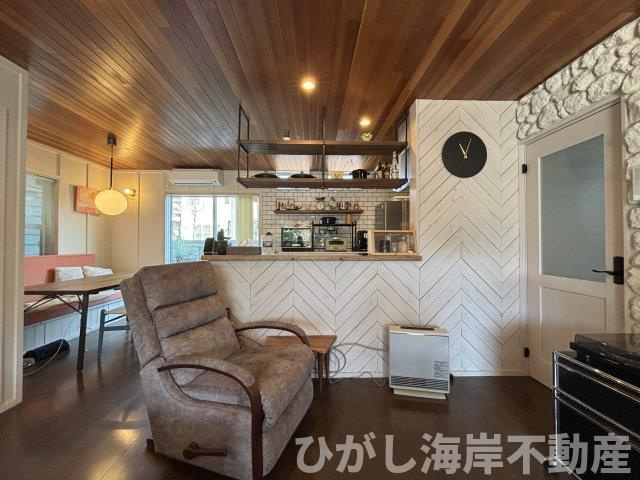 藤沢市鵠沼海岸1丁目　中古戸建のキッチン|天井はレッドシダー、壁は板張りのシェブロン仕上げ。
素材感にこだわった、上質で温もりある空間です。
