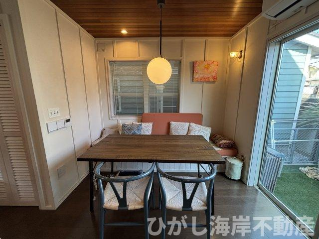 藤沢市鵠沼海岸1丁目　中古戸建のダイニング|デイベッドを備えた、くつろぎのダイニング空間。
食事も読書も、ゆったりとした時間を楽しめます。
