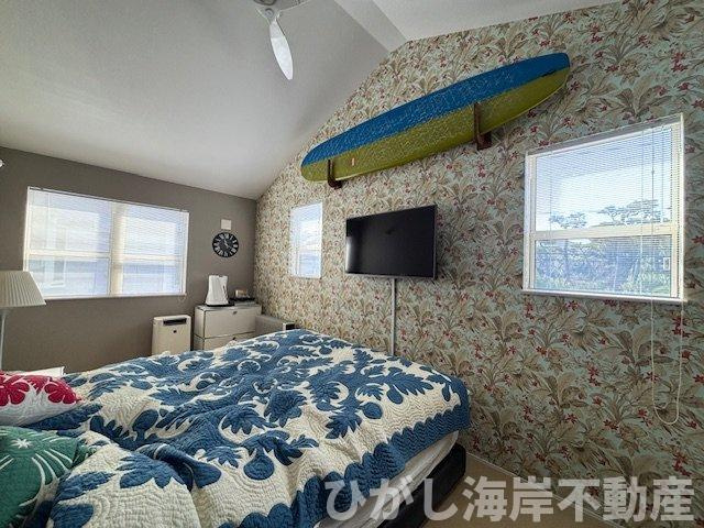 藤沢市鵠沼海岸1丁目　中古戸建の洋室|8.2帖の主寝室は、勾配天井でゆとりある広がり。
二面採光のため、朝の光がやわらかく差し込みます。