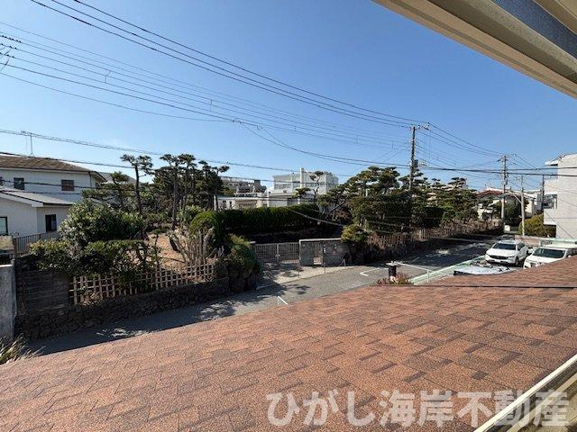 藤沢市鵠沼海岸1丁目　中古戸建の展望|南側は低層住宅と緑が広がる、抜けのある眺望。
視線が抜けることで、室内にもゆとりと明るさをもたらします。