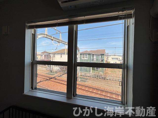 藤沢市鵠沼海岸1丁目　中古戸建の展望|北側は線路に面しています。
電車の走行音があるため、静寂を最優先される方にはおすすめできません。