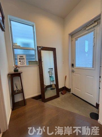 藤沢市鵠沼海岸1丁目　中古戸建の玄関|板張りの壁にデザインタイルの床。
造作洗面台とタオルウォーマーが備わる、上質で温もりある脱衣空間です。
