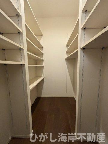 藤沢市鵠沼海岸1丁目　中古戸建の玄関|板張りの壁にデザインタイルの床。
造作洗面台とタオルウォーマーが備わる、上質で温もりある脱衣空間です。
