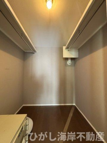 藤沢市鵠沼海岸1丁目　中古戸建の収納|衣類をたっぷり収納できるウォークインクローゼット。
季節物や小物まで整理しやすく、すっきりと暮らせます。