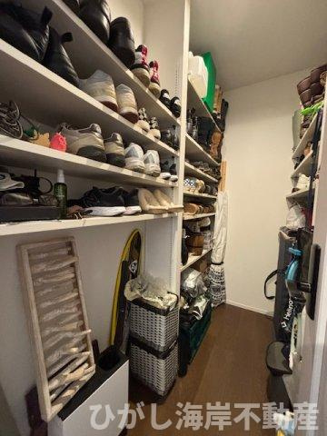 藤沢市鵠沼海岸1丁目　中古戸建の設備|大容量のシューズインクローク。
ご家族分の靴はもちろん、サーフギアやアウトドア用品もすっきり収まります。