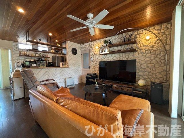 藤沢市鵠沼海岸1丁目　中古戸建のダイニング|木目天井と石張り調の壁が織りなす、湘南らしい開放感あふれるＬＤＫ。
勾配天井とシーリングファンが心地よい風を巡らせ、上質なくつろぎを演出します。
