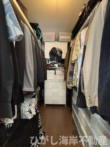 藤沢市鵠沼海岸1丁目　中古戸建の収納|衣類をたっぷり収納できるウォークインクローゼット。
季節物や小物まで整理しやすく、すっきりと暮らせます。
