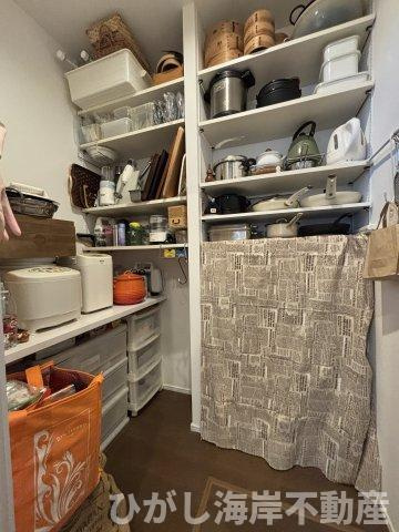 藤沢市鵠沼海岸1丁目　中古戸建のキッチン|可動棚付きのゆとりあるパントリー。
調理家電や食材をまとめて収納でき、キッチン周りがすっきり整います。
