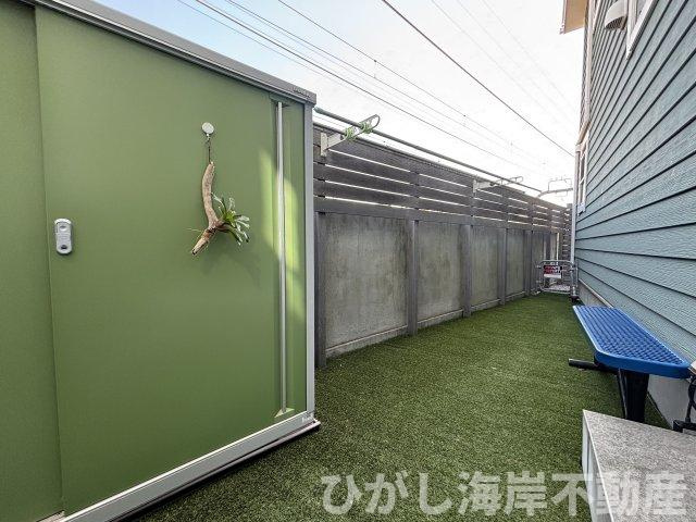 藤沢市鵠沼海岸1丁目　中古戸建の庭|北側には人工芝を敷いたプライベートガーデン。
視線を遮るフェンスに囲まれ、愛犬とのびのび遊べるドッグラン空間です。

