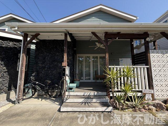 藤沢市鵠沼海岸1丁目　中古戸建の外観|石張りとウッドポーチが印象的な外観。
住まい全体に統一感があり、湘南らしい佇まいを感じさせます。
