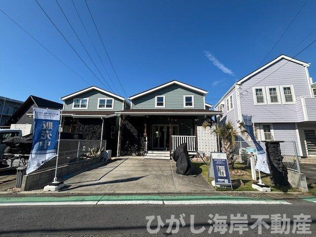 藤沢市鵠沼海岸1丁目　中古戸建の外観|石張りとウッドポーチが印象的な外観。
住まい全体に統一感があり、湘南らしい佇まいを感じさせます。
