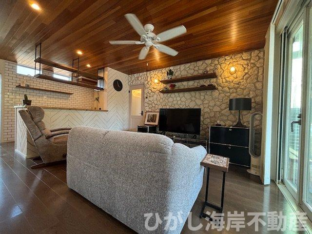 藤沢市鵠沼海岸1丁目　中古戸建のダイニング|木目天井と石張り調の壁が織りなす、湘南らしい開放感あふれるＬＤＫ。
勾配天井とシーリングファンが心地よい風を巡らせ、上質なくつろぎを演出します。
