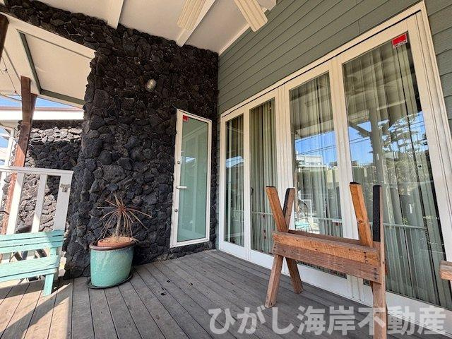 藤沢市鵠沼海岸1丁目　中古戸建の庭|LDKからフラットにつながるカバードポーチ。
雨の日も強い日差しの日も、心地よく過ごせる半屋外空間です。
