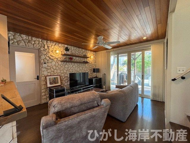 藤沢市鵠沼海岸1丁目　中古戸建の庭|重厚な溶岩石張りが存在感を放つ外観デザイン。
見えている窓の先は浴室となっており、ポーチ側からも光と風を取り込めます。
