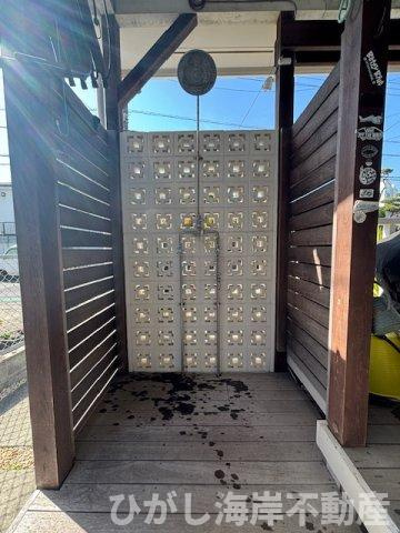 藤沢市鵠沼海岸1丁目　中古戸建の設備|温水対応の外シャワー完備。
海から戻ったあとも、砂や潮をその場で洗い流せます。