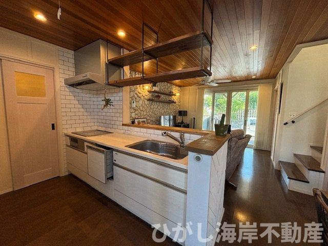 藤沢市鵠沼海岸1丁目　中古戸建の設備|温水対応の外シャワー完備。
海から戻ったあとも、砂や潮をその場で洗い流せます。