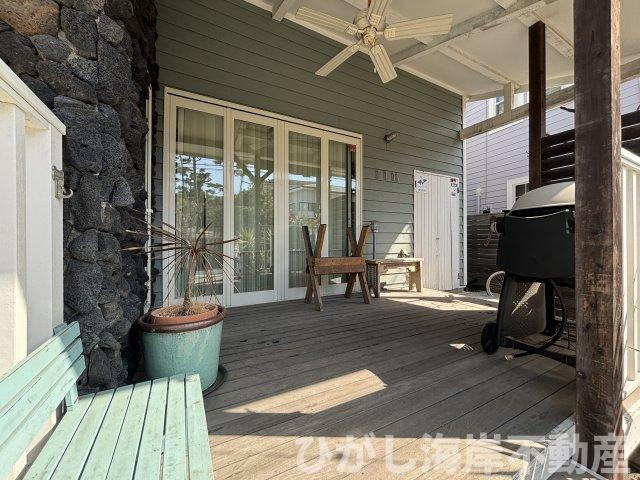 藤沢市鵠沼海岸1丁目　中古戸建の庭|シーリングファンがゆったりと回るカバードポーチ。
陽射しをやわらげながら、外とつながる贅沢な寛ぎ時間を楽しめます。
