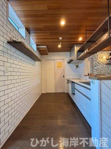 藤沢市鵠沼海岸1丁目　中古戸建のキッチン|木目天井と白いサブウェイタイルが映える、おしゃれなキッチンスペース。カリフォルニア工務店監修ならではのデザインです。