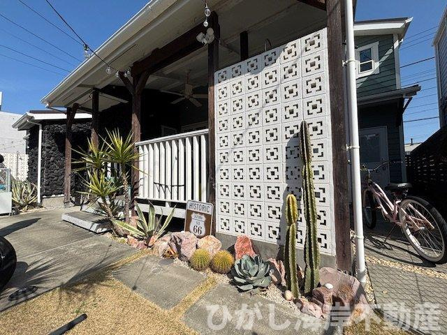 藤沢市鵠沼海岸1丁目　中古戸建の外観|ヤシやアガベが彩る、湘南テイストのガーデン。
住まいにいながら、リゾートのような雰囲気を楽しめます。
