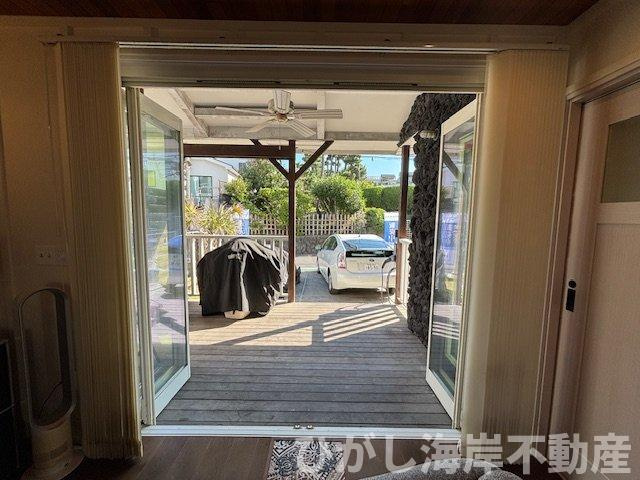 藤沢市鵠沼海岸1丁目　中古戸建の外観|ヤシやアガベが彩る、湘南テイストのガーデン。
住まいにいながら、リゾートのような雰囲気を楽しめます。
