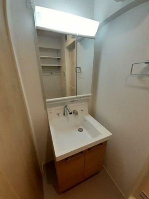 【独立洗面台】 | アンソレイエ町屋 | 独立洗面台、小物を置くことができて便利です