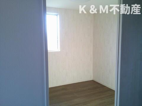 センチュリーオークＢ棟の寝室|開放的な寝室です