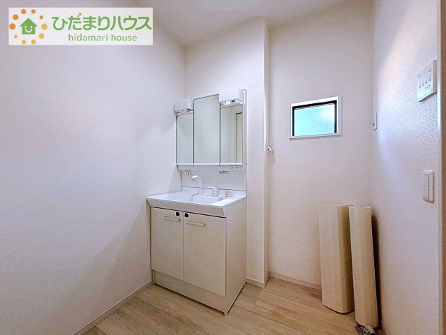 【独立洗面台】 | 取手市戸頭　中古戸建 | 三面鏡の大きな鏡は憧れます(^^♪
鏡の後ろは収納となっていて、細かいものでも収納できるのでスッキリと整理できます！