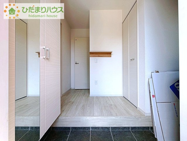 【玄関】 | 取手市戸頭　中古戸建 | 靴で溢れかえっていた玄関も、大きなシューズボックスと、玄関横のクロークでスッキリ解決！玄関は「その家の顔」とお考えの方にオススメの広さです。