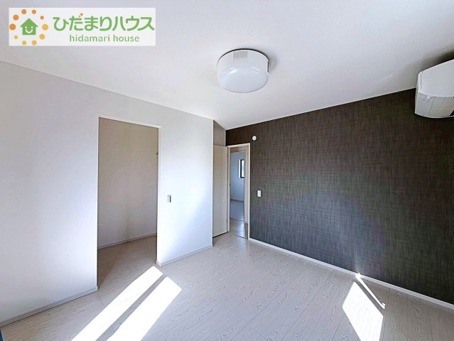 【寝室】 | 取手市戸頭　中古戸建 | バルコニーに面している主寝室にはスクリーン付きでDVDシアターなどが楽しめる環境となっています。