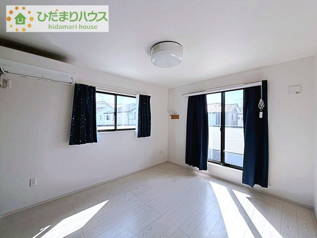 【寝室】 | 取手市戸頭　中古戸建 | バルコニーに面していて、たっぷり光りの入る明るい主寝室です！