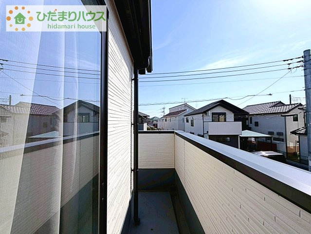 【バルコニー】 | 取手市戸頭　中古戸建 | 東と南を囲うバルコニーで陽当たりは勿論、使い勝手も良いです。