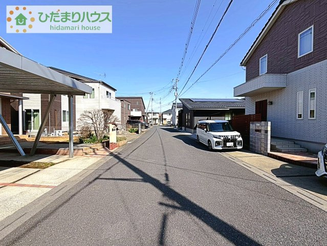 【前面道路含む現地写真】 | 取手市戸頭　中古戸建 | 北側７ｍ道路の整った街並み。