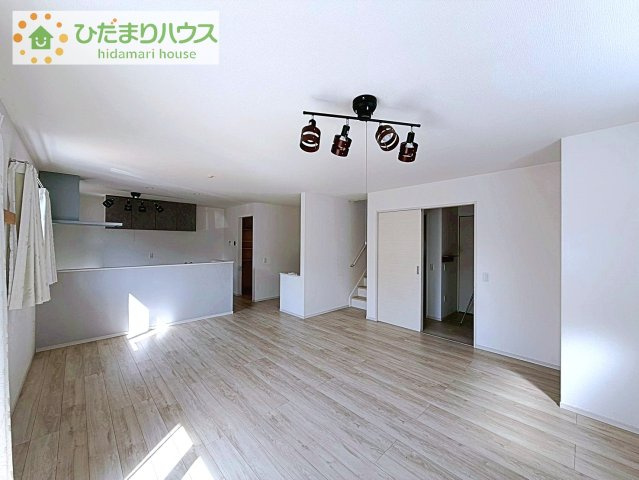 【居間・リビング】 | 取手市戸頭　中古戸建 | スタディカウンター付きLDK20.2帖。陽当たりも良く明るい室内です♪