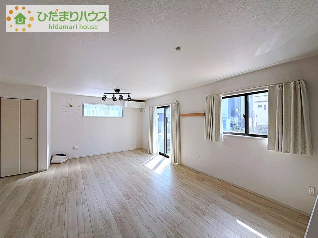 【居間・リビング】 | 取手市戸頭　中古戸建 | 掃出し窓にはシャッターもついてます。もちろん安心の複層ガラスです。