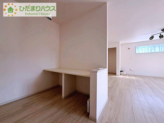 【居間・リビング】 | 取手市戸頭　中古戸建 | スタディーカウンターはリビングのキッチン横に配置。お子様のお勉強やリモートワークスペースにも良